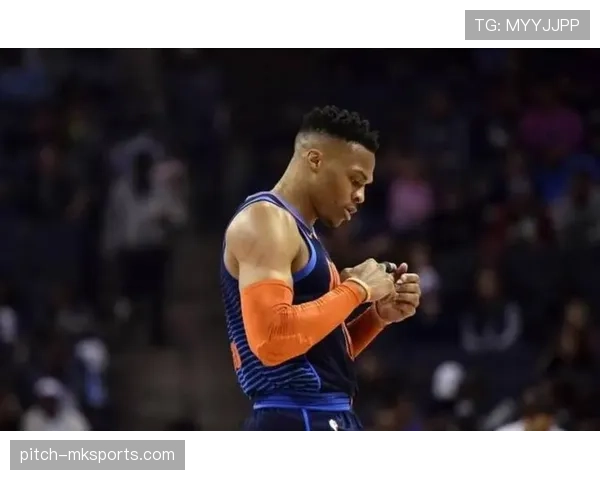 威少衣柜里塞满潮牌，训练馆地板却磨穿三双鞋底